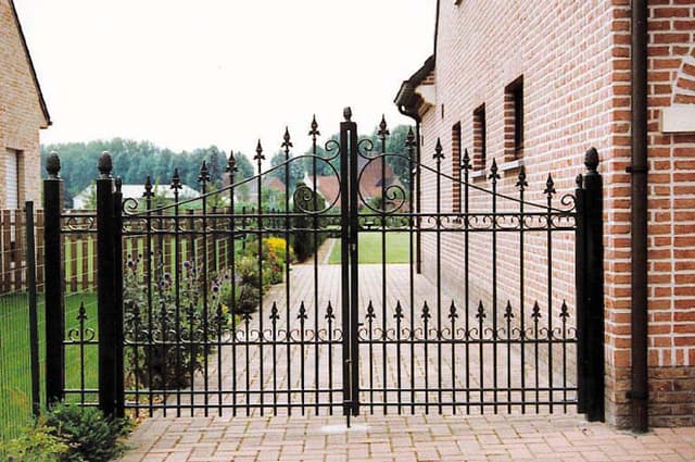 Metal gates